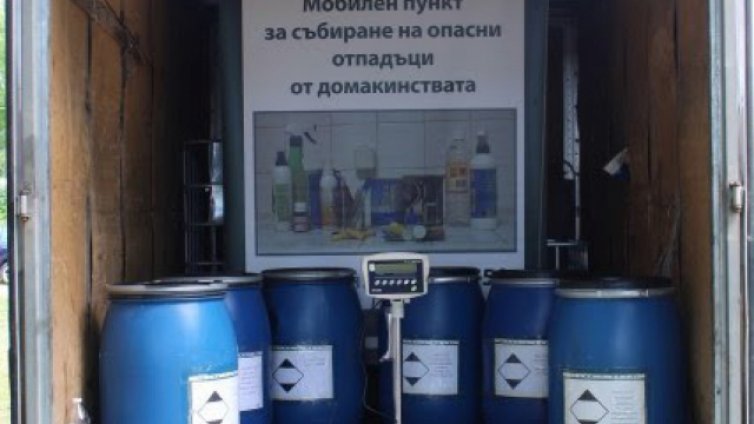 Мобилен пункт приема опасните отпадъци от бита от днес във Варна