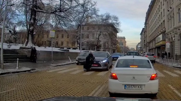 Потресаващо: Дипломатическа кола блъсна майка с бебче ВИДЕО