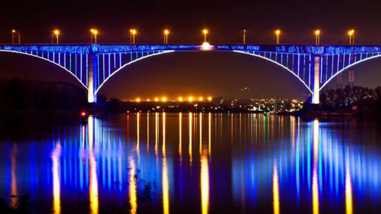 Задигнаха празничната украса на Аспаруховия мост