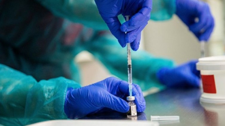 Pfizer, Moderna и много AstraZeneca по празниците. Изберете си кабинет!