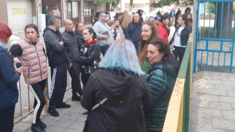 Родители протестираха отново срещу назначението на училищен директор във Варна