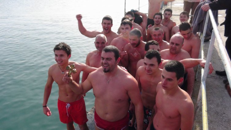 23-годишен студент извади кръста в Балчик