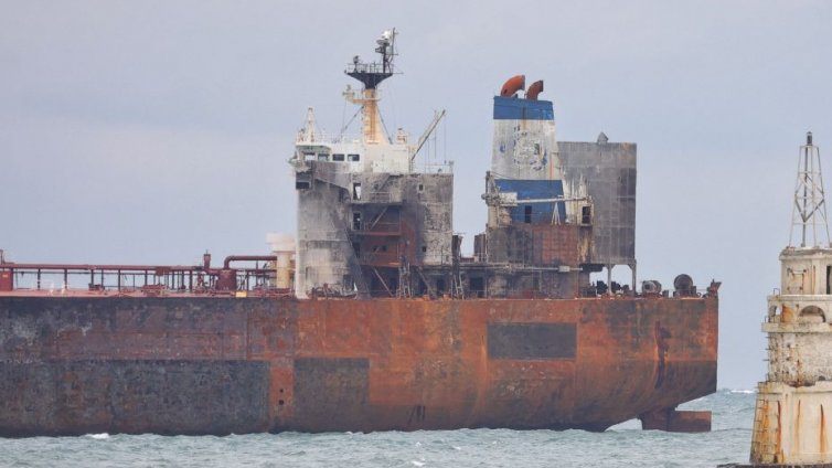 Танкерът „Кайрос“ е в стабилно положение, предстои извеждането му на безопасно място