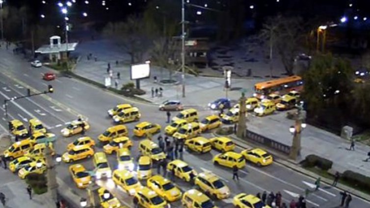 Десетки таксита блокираха ненадейно "Орлов мост"