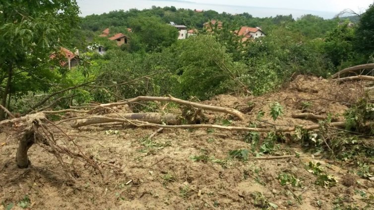 Свлачището в месността "Вилите" се е активизирало заради стари военни окопи (СНИМКИ)