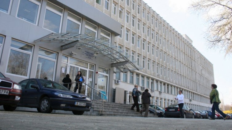 Арестуваха данъчен от Варна с подкуп