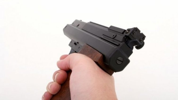 Мъж стреля с газов пистолет пред заведение в Шуменско