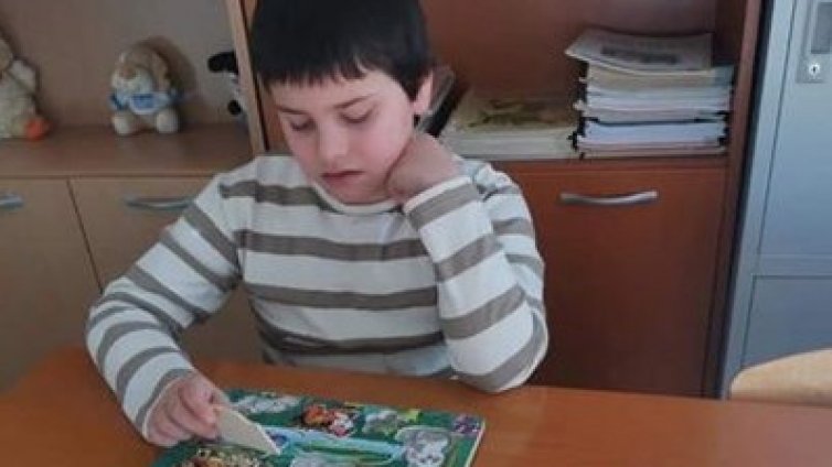 Родители в шок: Синът им Момчил, дете с аутизъм, изчезна. Виждали ли сте го?