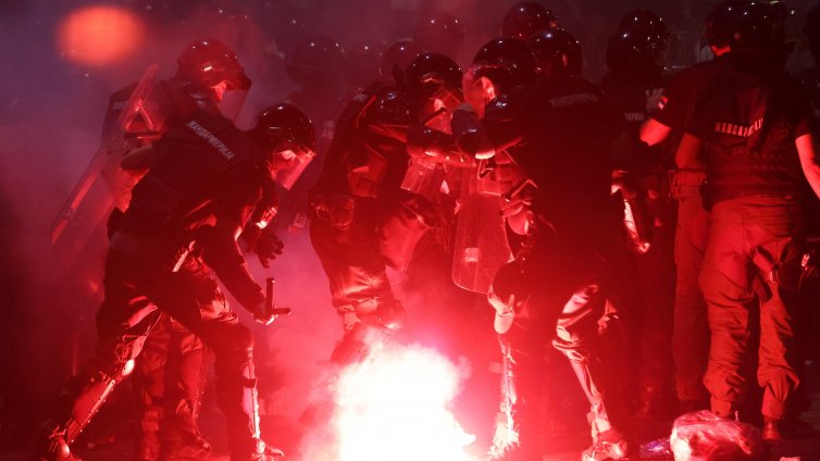 70 ранени и 77 задържани на протеста в Сърбия снощи