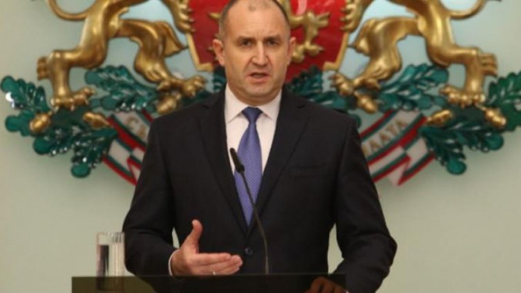 Президентът за смяната на военния министър: Това е риск 