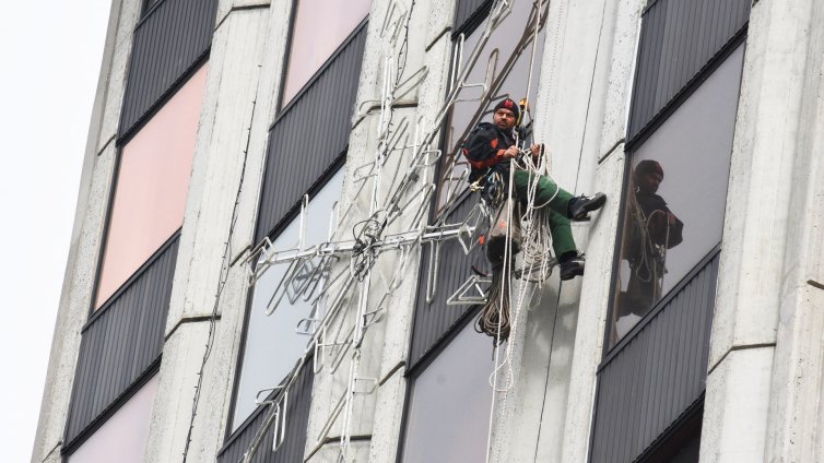 Демонтират коледната украса от сградата на общината във Варна