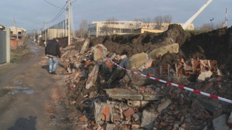 Оградата на гимназия в Хасково рухна  