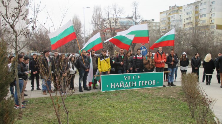 Варненски ученици почетоха паметта на загиналите за свободата на България