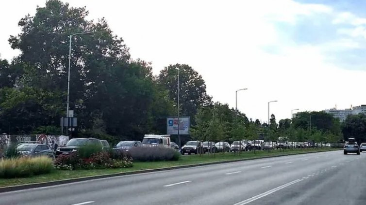 Разсеяна шофьорка е виновна за огромното задръстване по пътя за курортите вчера