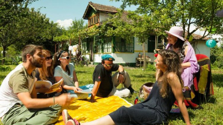 Дигитални номади съживяват китни български селца