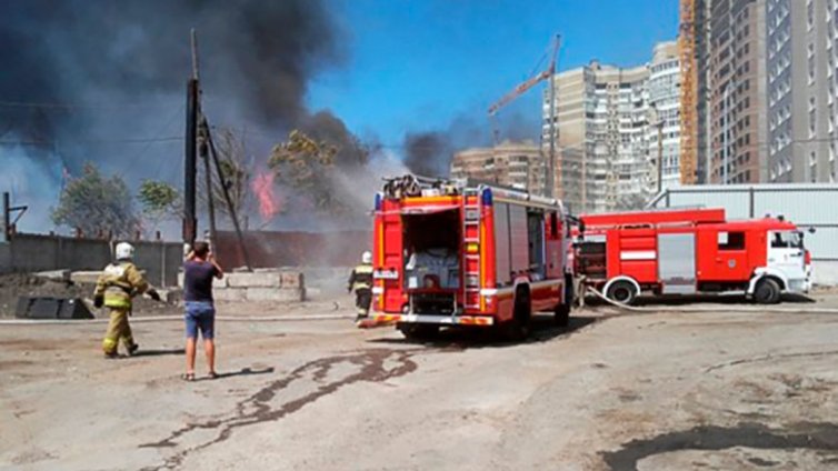 Извънредно положение заради огромен пожар в Ростов на Дон