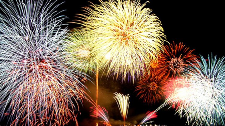 С концерт и атрактивна заря грейва коледната елха във Варна