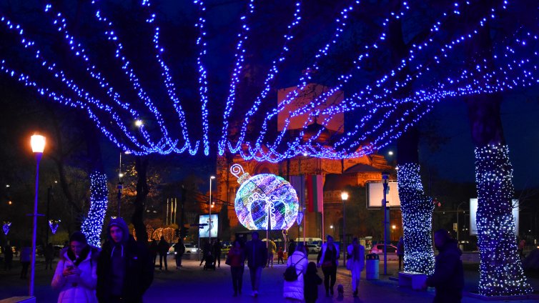 Община Варна не предвидила в договора премахване на Коледната украса