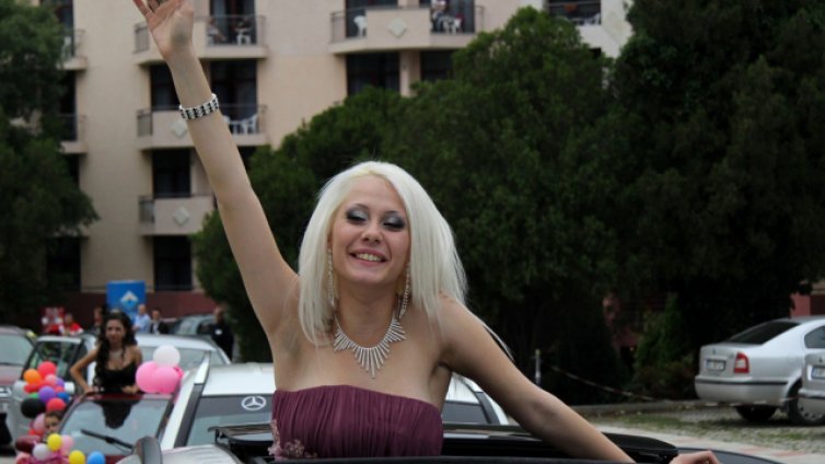 Глобяват шофьори, ако абитуриенти се показват от прозорците им