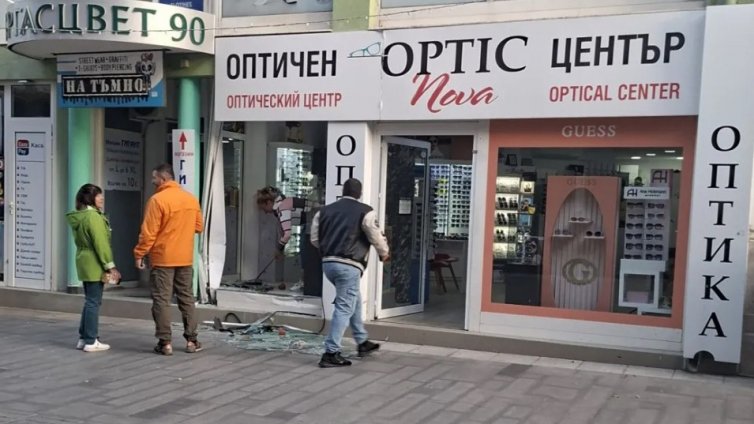 Патрулка се заби в оптика в Бургас след гонка