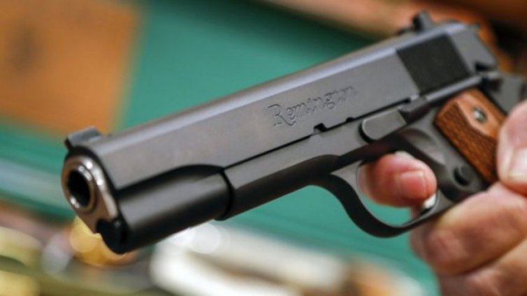 Мъж плаши полицаи с газов пистолет