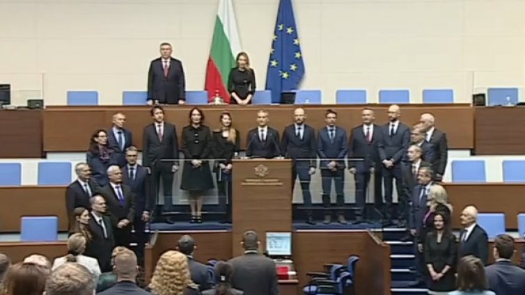 Служебният кабинет &bdquo;Гюров&ldquo; полага клетва в Народното събрание (НА ЖИВО)