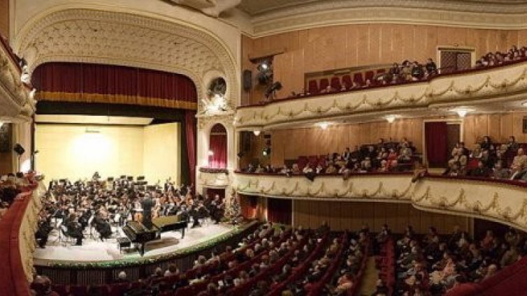 Шахматна фигура рани оркестрантка по време на спектакъл