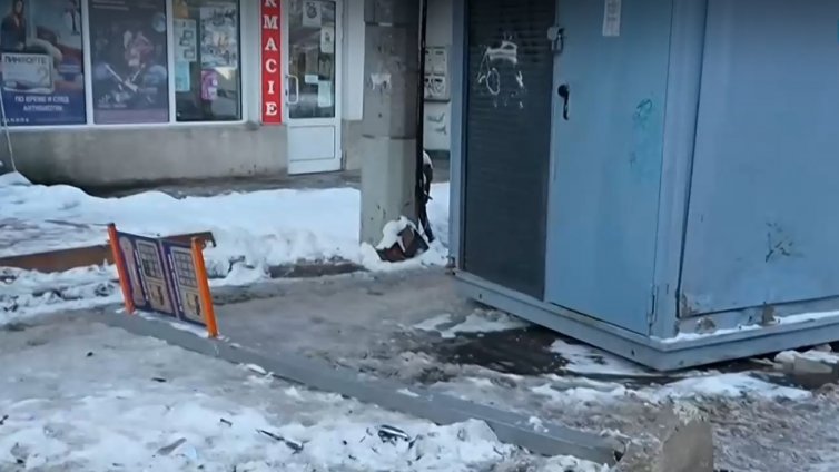 Кола се вряза в автобусна спирка