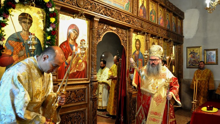 Осветиха нов иконостас на Димитровден в едноименния храм