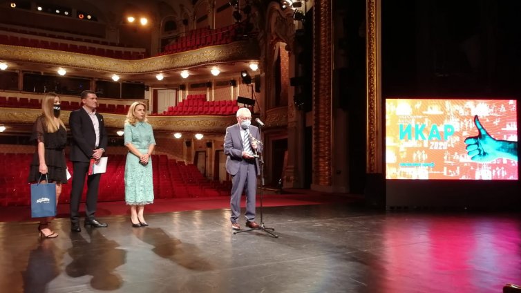 Вицепремиерът Николова връчи награда ИКАР на режисьора Никола Петков