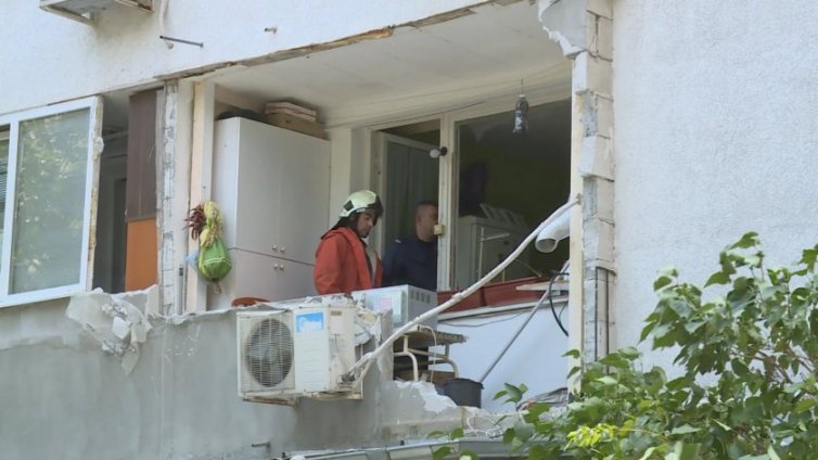 Взрив в апартамент във Варна (СНИМКИ)