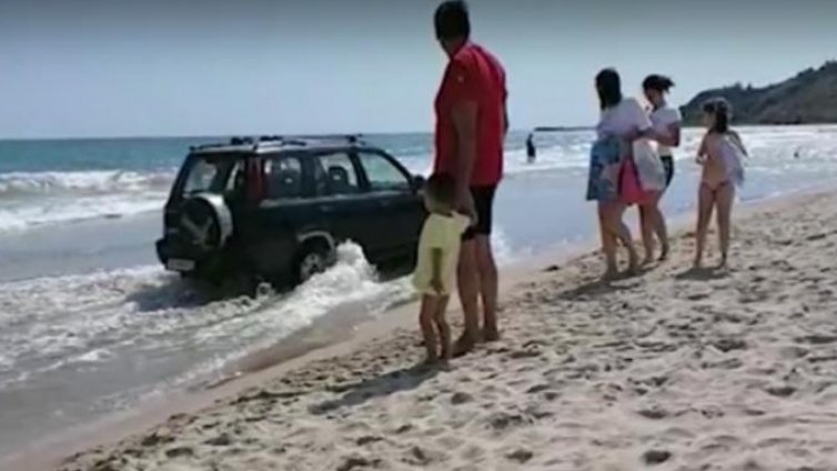 Школски директор превъртя, помля коли и се озова на плажа в Кранево
