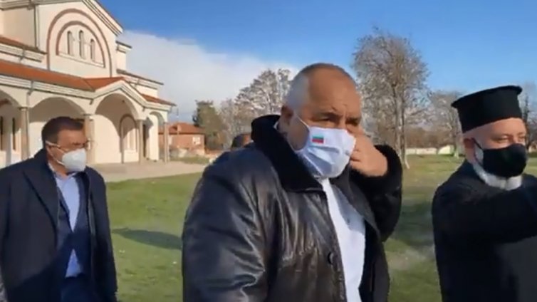 Борисов, Англеов и Сачева отидоха на църква в Раковски (ВИДЕО)