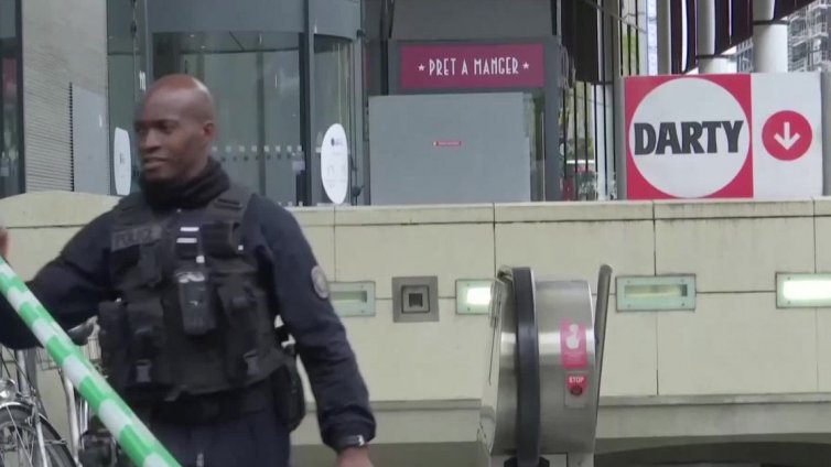 Френски полицаи стреляха по забулена жена, крещяла "Аллах Акбар"