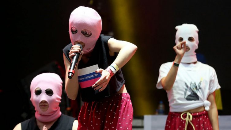 Изгониха двама от Pussy Riot от самолет, били пияни
