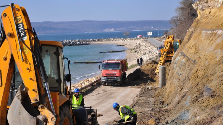 Пътят за крайбрежната алея ще бъде отворен към средата на април