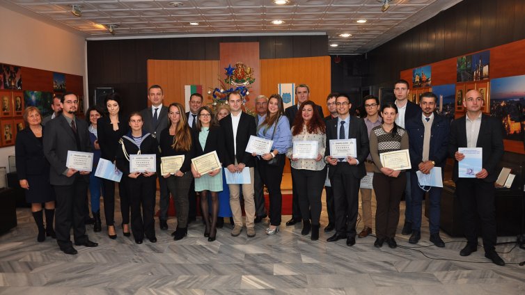 Наградиха изявени студенти преди 8 декември (СНИМКИ)