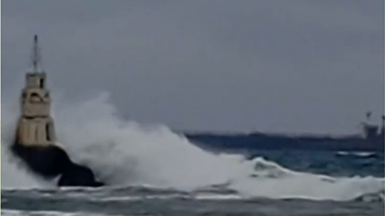 Евакуацията невъзможна! Лошото време държи в капан екипажа на танкера, заседнал край Ахтопол