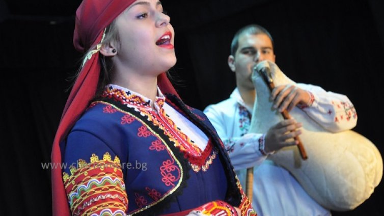 Младежи се представят във фолклорен конкурс