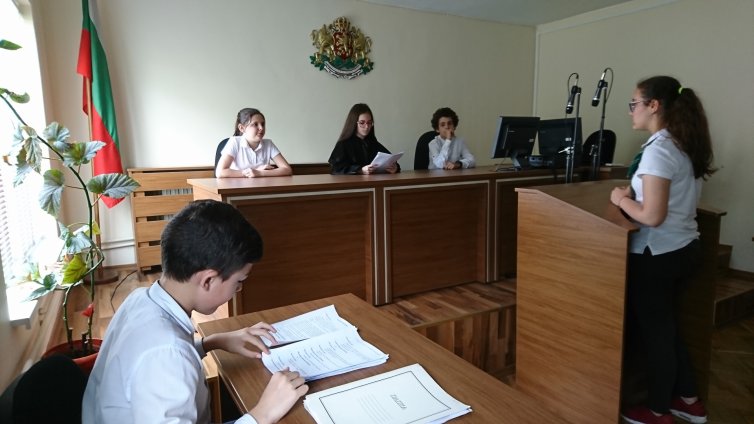 Шестокласници от Варна участваха в симулиран съдебен процес