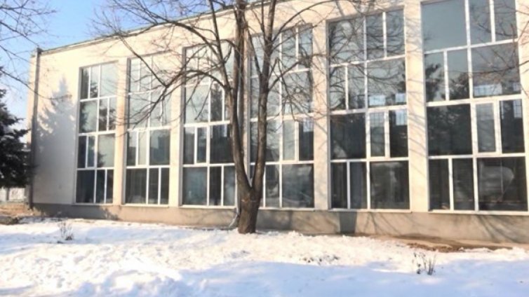 Мазилка от таван на салон се срути върху главата на ученик