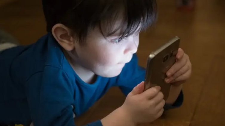 ЕП иска забрана на социалките за деца под 16 години