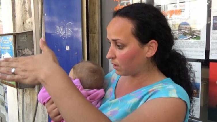Тухла падна върху бебе в количка