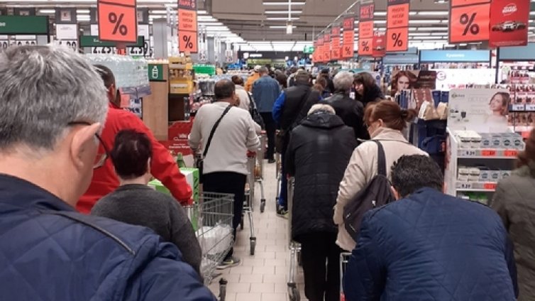 Ангел Кунчев към големите магазини: Ще ви затворим, ако струпванията на хора продължават