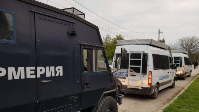 Полицаи влязоха в имоти на ало-измамници