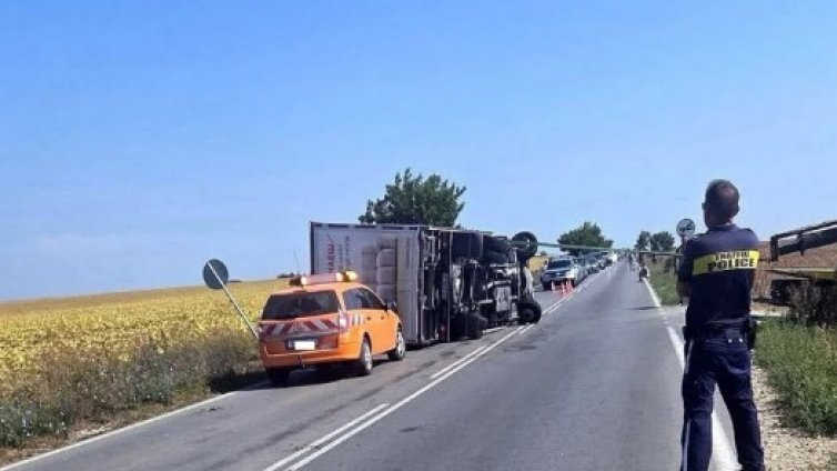 Бус се обърна на път близо до Варна