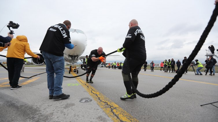 За първи път у нас: Двама силови атлети успяха поотделно да изтеглят новия Airbus A220 на „България Еър“