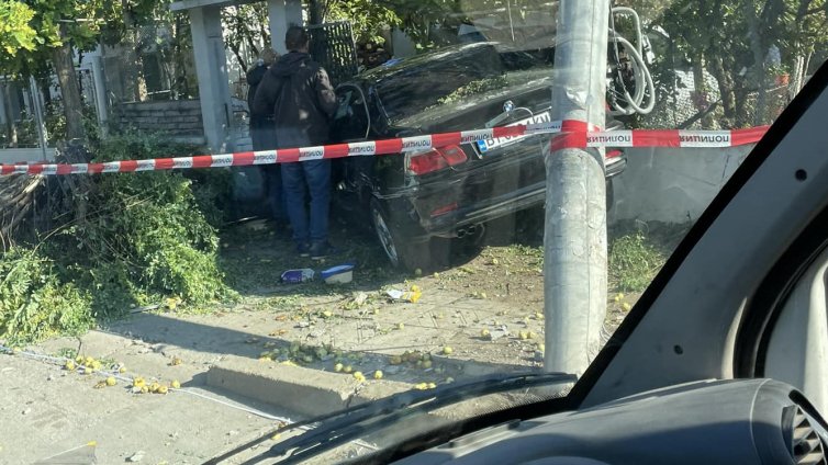 Наквасен шофьор се заби в къща в Горна Оряховица