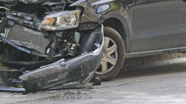 Жена и дете пострадаха при верижна катастрофа във Варна