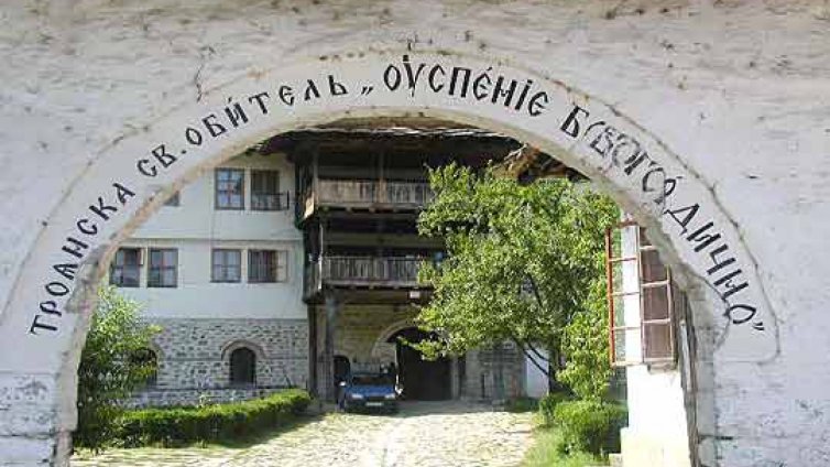 Мозаечна икона на Света Богородица осветиха в Троянския манастир